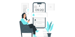 Mulher sentada no sofá com o celular nas mãos recebendo uma notifcação push.